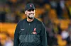 Jürgen Klopp freut sich an der Seitenlinie.