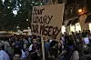 „Euer Luxus – unser Elend“, steht auf einem Plakat bei der Groß-Demo gegen Massentourismus auf Mallorca.