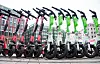 E-Scooter stehen nebeneinander