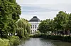 Blick vom Stadtpark in Richtung des Stadttheaters in Rendsburg