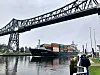 Ein Schiff fährt auf dem Nord-Ostsee-Kanal unter der Rendsburger Eisenbahnhochbrücke