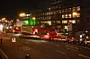 Ein Schwertransport fährt über alle Fahrstreifen einer Straße