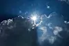 Blauer Himmel mit Sonne und Wolken