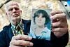 Der inzwischen verstorbene Hans von Möhlmann mit einem Foto seiner 1981 ermordeten Tochter Frederike. Er hatte lange für Gesetzesreform gekämpft.