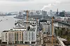 Fertige Wohnhäuser und Baustellen sind am Baakenhafen in der Hafencity zu sehen.