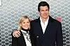 Susie Wolff (l.) und ihr Mann Toto Wolff posieren für ein Foto.