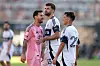 Lionel Messi und Thomas Müller auf dem Spielfeld