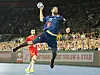 Nikola Karabatic mit einem Sprungwurf auf das Tor