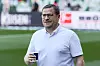 Max Eberl mit einem leichten lächeln und einem Kaffeebecher in der rechten Hand