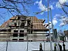 Ein Teil des Krans liegt auf dem Dach eines Hauses im Rohbau