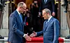 Der polnische Ministerpräsident Donald Tusk (r) empfängt Bundeskanzler Friedrich Merz (CDU).