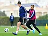 Adrian Fein behauptet den Ball im Trainingslager in Lagos gegen Lukas Hinterseer