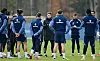 HSV-Coach Merlin Polzin spricht auf dem Trainingsplatz zu seiner Mannschaft.