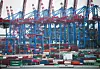 Container stehen am Terminal Burchardkai der HHLA. (Archivbild)