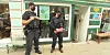 Polizisten vor dem „Mister Cannabis“-Laden an der Glashüttenstraße in Hamburg.