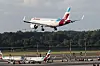 Eurowings-Flugzeug im Landeanflug auf den Hamburger Flughafen