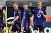 Joshua Kimmich im Training mit Angelo Stiller und Maximilian Beier zwischen Übungen
