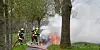 Die Feuerwehr löscht das brennende Auto.