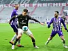 James Lawrence (Mitte) setzt sich entschlossen gegen zwei Auer durch, behauptet den Ball.