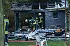 Feuerwehrleute vor der völlig ausgebrannten Gartenlaube.