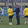 Hans-Joachim Watzke und Youssoufa Moukoko im BVB-Training