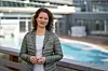 Lächelnde junge Frau in Steppjacke