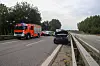 Ein zerstörter BMW steht an der Leitplanke der B75, daneben Rettungsfahrzeuge