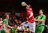 Hamburgs Handballer Casper Mortensen (Mitte) hebt ab.