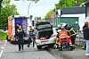 Der Opel wurde durch die Wucht des Aufpralls in die Seitenstraße geschleudert und kam auf dem Gehweg zum Stehen.