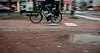 Der Fahrradfahrer erhielt ein Knöllchen, da er auf dem Gehweg und dazu noch in falscher Richtung gefahren war.