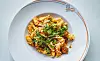Hausgemachte Pasta „Tapolone” mit Steinpilzen und Sojabällchen.