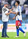 Steffen Baumgart gibt Ransford Königsdörffer die Hand