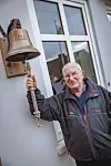 Klaus Schade (83) war früher Lotse und läutet jetzt hin und wieder die Glocke vor seinem Haus im Treppenviertel.