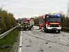 Die Unfallstelle auf der Zufahrtsstraße zur A7 in Henstedt-Ulzburg gleicht einem Trümmerfeld.