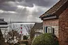 Die Sonne bricht sich ihren Weg über der Elbe: In Blankenese stimmt das Wetter.