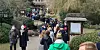 Viele Menschen stehen vor dem Wildpark Schwarze Berge und warten auf Einlass. Mitarbeiter des Wildparks achtete auf die Einhaltung der Abstände.