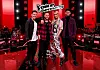 Die 'The Voice'-Juroren stehen nebeneinander auf der Showbühne