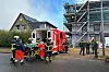 Die Feuerwehr transportiert den Verletzten ab.