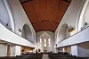 Der Innenraum der Kirche ist clean und nur mit Schiffsmodellen und schönen Fenstern dekoriert.