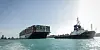 Das Containerschiff „Ever Given“ fährt in Begleitung von Schleppern über den Suezkanal.