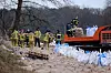 Feuerwehrleute sichern einen Deich bei Sandkrug. An der Hunte und Wümme gab es noch keine Entwarnung.