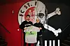 Nikola Vasilj hält ein St. Pauli-Trikot hoch und lächelt