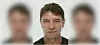 Die Polizei fahndet mit diesem Bild nach dem 61-Jährigen, der eine dreiköpfige Familie ermordet haben soll.
