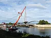 Am Montag wurde mit dem Einbau der neuen Brücke begonnen.