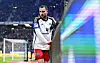 Levin Öztunali vor einer Bande im Volksparkstadion