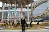 Thomas Bach vor einem Brunnen