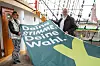 Sülmez Çolak (Grüne, l), Vizepräsidentin der Bremischen Bürgerschaft, und Torsten von Haaren (SPD), Stadtverordnetenvorsteher Bremerhaven, halten eine Flagge mit der Aufschrift „Deine Stimme, deine Wahl“ auf dem Schulschiff Deutschland. Die nächste Bremische Bürgerschaft wird am 14. Mai gewählt.