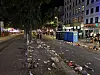Haufenweise Müll liegt auf der Fahrbahn der Reeperbahn.