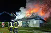 Dieses Einfamilienhaus in Fintel ist in der Nacht zum Montag vollständig niedergebrannt. Die Polizei geht von Brandstiftung aus.