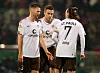Karol Mets, Hauke Wahl und Jackson Irvine sprechen auf dem Platz beim Pokalspiel in Homburg.